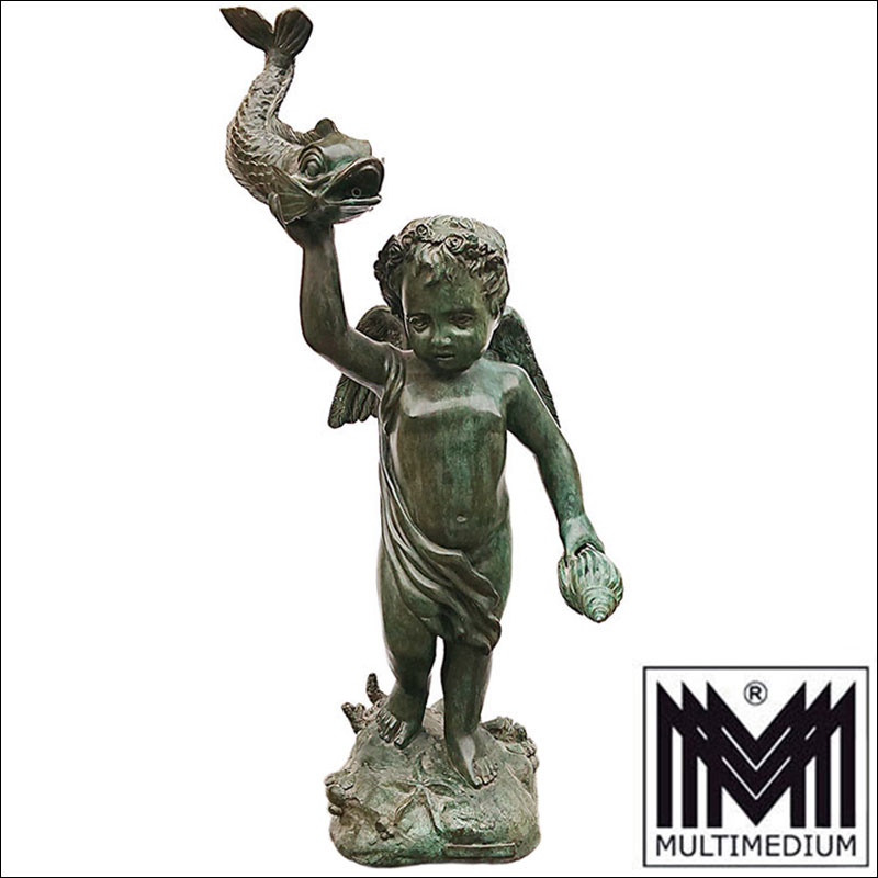 Wasserspeier Brunnen Bronze Figur Putto Engel mit Fisch Skulptur Patina Grün