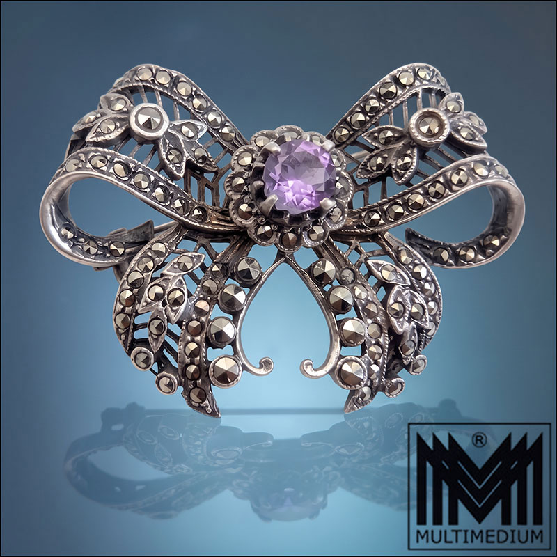 Gemini Generated Image 2djui82djui82dju Art Déco Schleifenbrosche Silber 835 mit Amethyst & Markasiten um 1930