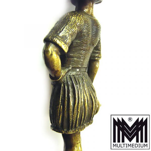 Alte schwere Messing Metall Figur keltische Kriegerin vermutlich 30er Jahre, schöne Darstellung, massiv gearbeitet, mit einem Helm haltend in der rechten Hand, linke Hand auf der Hüfte stützend. Das Gewand wird von einem Gürtel gehalten, in dem ein Kamm und ein Dolch steckt, mit nackten Füßen auf einem Fels stehend, schöne Ausarbeitung der Details, Künstlersignatur: N - förmiges Zeichen, unter Sockel gest.: Royal Alfa Bronce, guter schöner Erhaltungszustand. Gesamthöhe incl. Sockel: 25,5 cm Breite : 10 cm