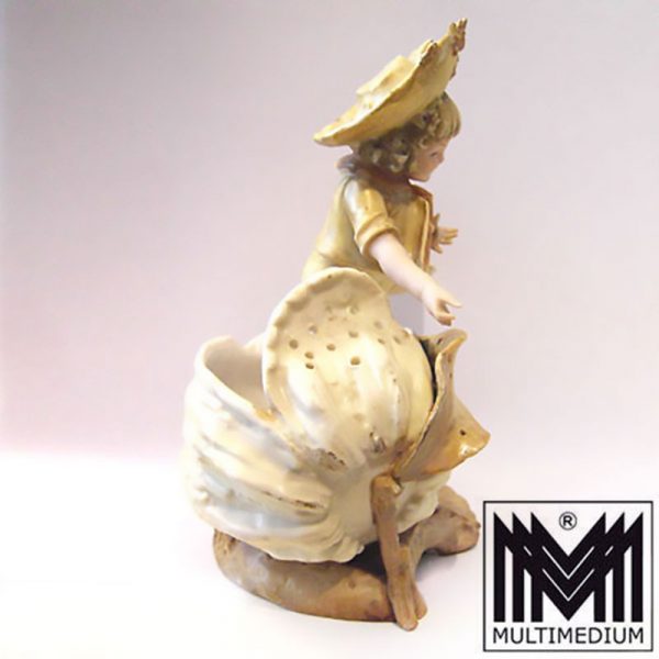 Biedermeier Vase mit Kind Figur Junge Bisquit Porzellan farbig bemalt