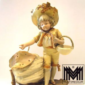 Biedermeier Vase mit Kind Figur Junge Bisquit Porzellan farbig bemalt